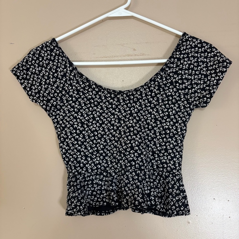 American Eagle Outfitters Black and White Floral Crop Top